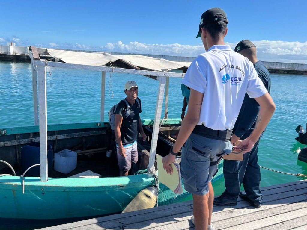 PM detém dois indivíduos por pesca ilegal na praia da Barra