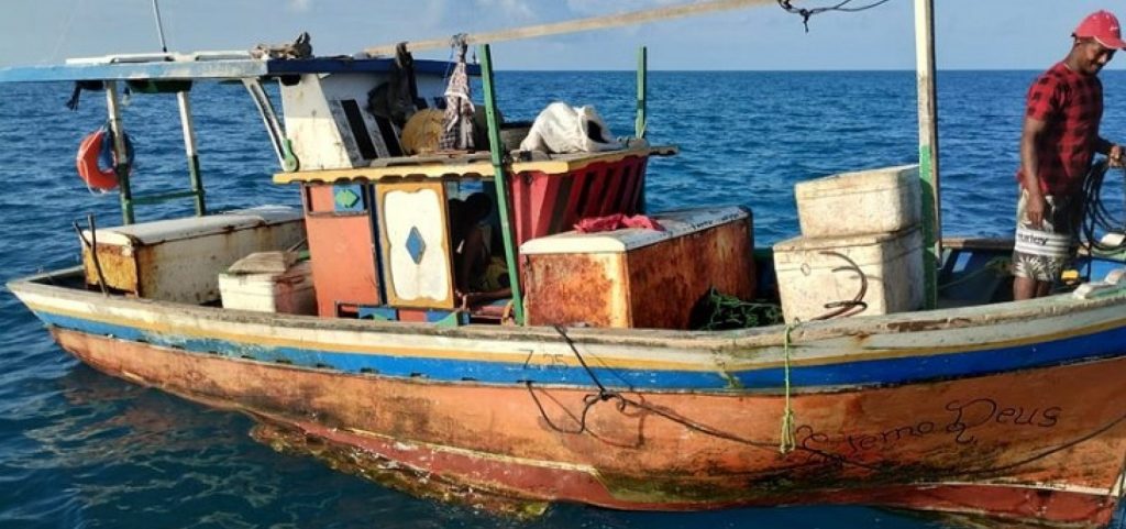Embarcação à deriva é resgatada pela Marinha próximo a Abrolhos