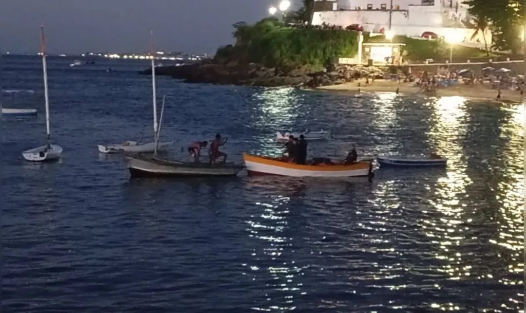 Suspeitos de roubo tentam fuga pelo mar do Porto da Barra, em Salvador