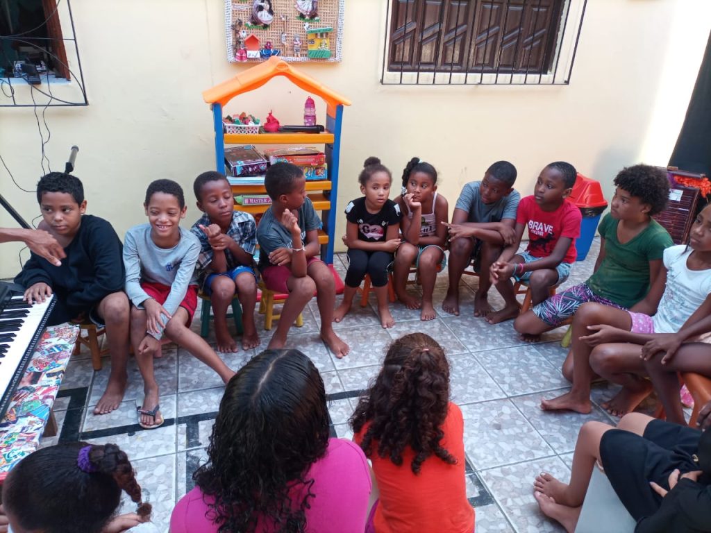 Expedição leva crianças da REPROTAI a experiência de educação ambiental na Baía de Todos-os-Santos