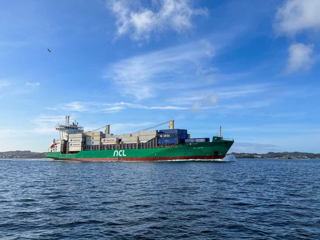 NAVIO DE 135 METROS ENCOSTA EM RESIDÊNCIA NA NORUEGA E ASSUSTA MORADOR LOCAL