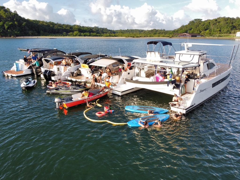 Forró no Mar: amigos celebram o início dos festejos juninos com arrasta-pé na Baía de Todos os Santos