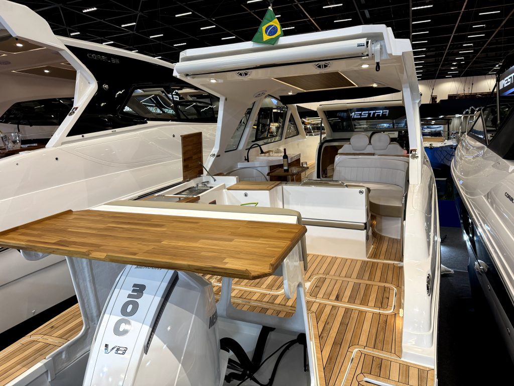 Novo modelo brasileiro combina proa aberta com o conforto de uma cabine