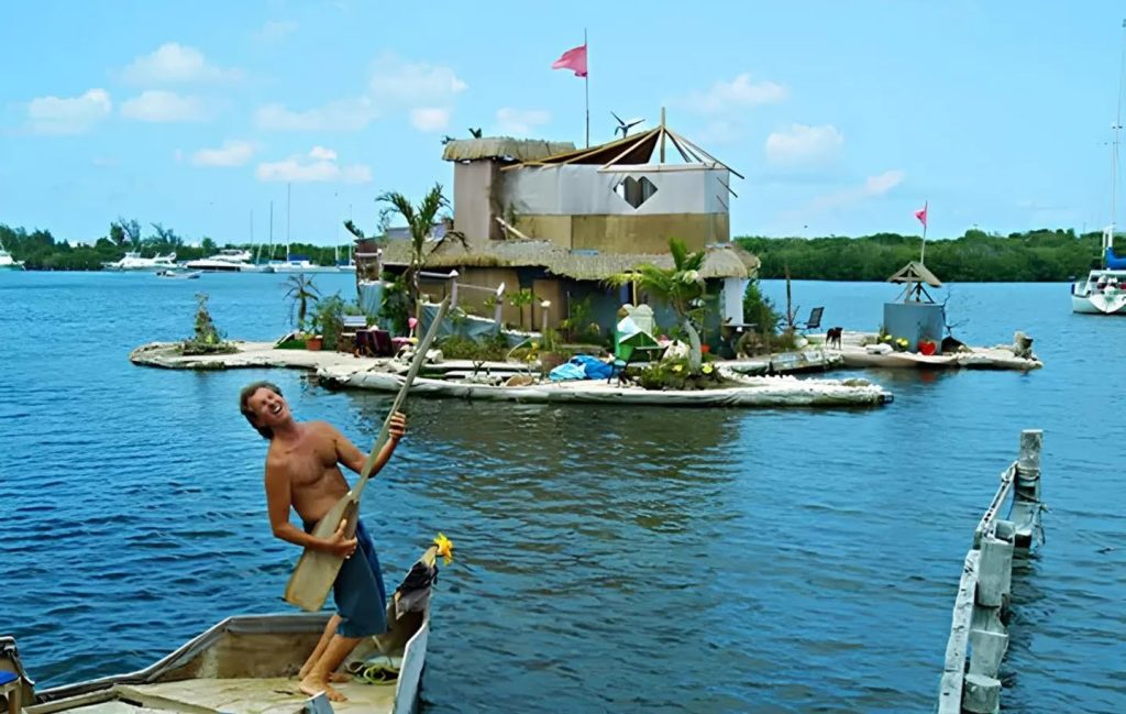 Homem transforma 150 mil garrafas PET em ilha flutuante