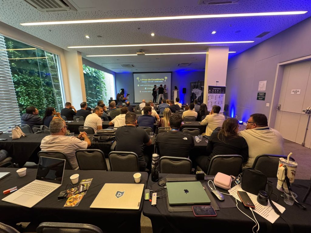 Boatlux celebra encontro de franqueados e marca 500 embarcações no Brasil