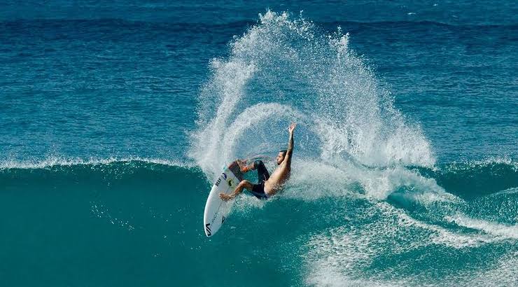 Surfista registra onda rara chamada “Montão” na Ilha do Maracujá, em Santa Catarina
