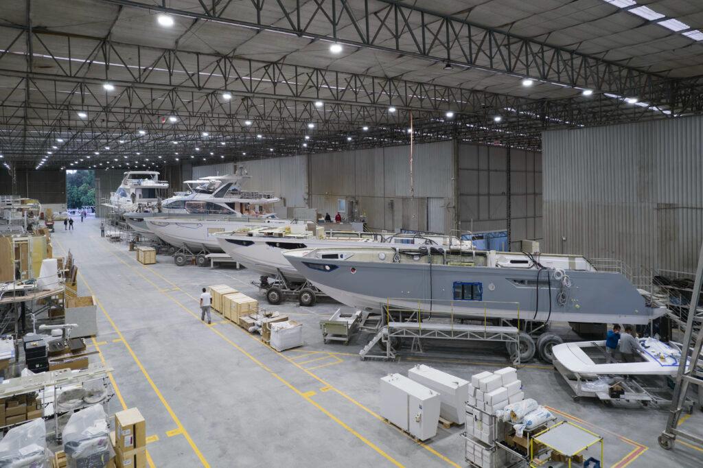 Maior fabricante de iates de luxo do mundo abre 60 vagas de emprego em Santa Catarina