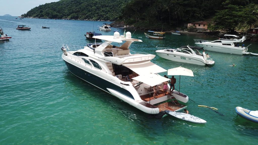 Barcos com plataforma submersível ganham espaço nas marinas e ampliam conforto na navegação