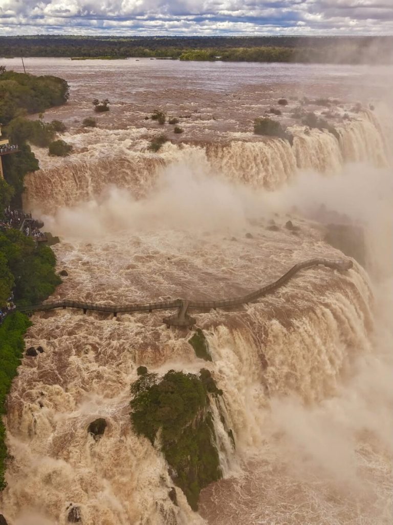 Com 8 milhões de litros de água por segundo, parque reabre passarela nas Cataratas do Iguaçu