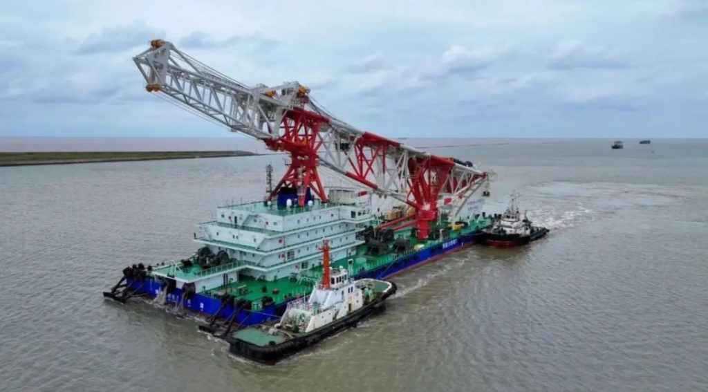 Maior navio de cravação de estacas do mundo deixa a China rumo à Bahia