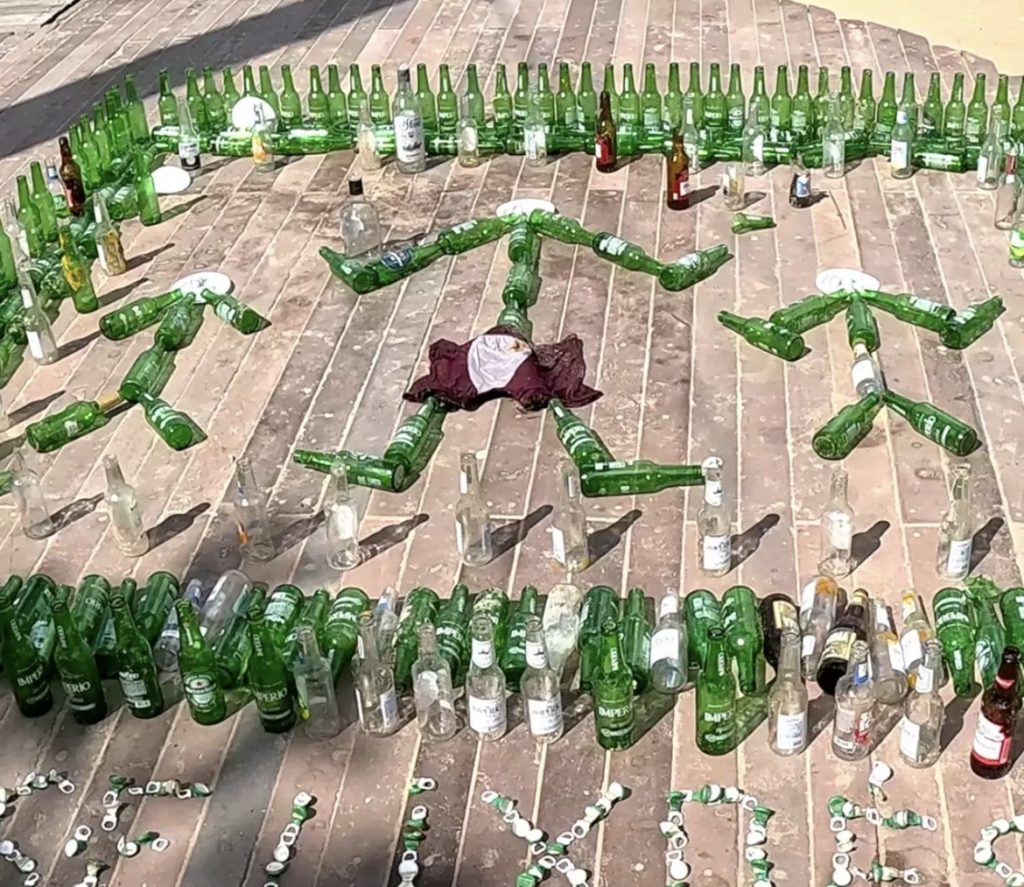 Mergulhadores retiram mais de 260 garrafas de cerveja do mar em praia de bairro nobre